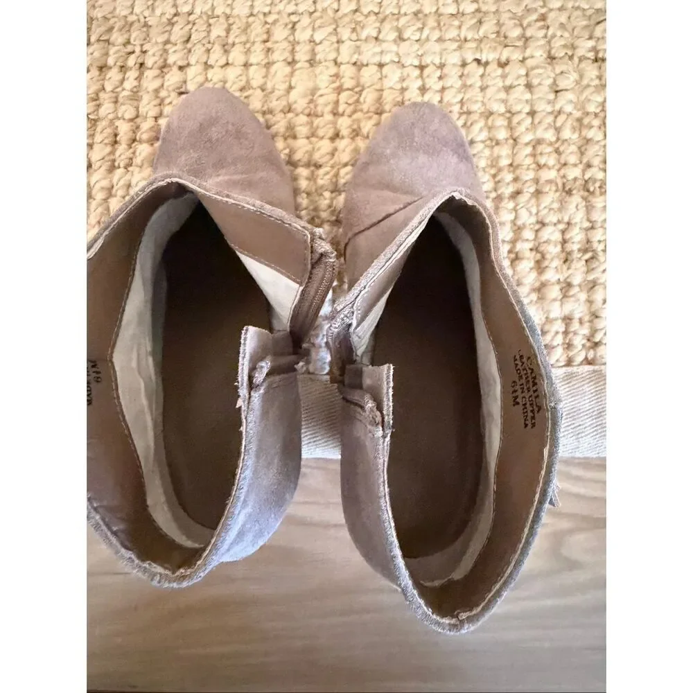 Tahari Camila Taupe Suede Fringe Ankle Booties Women’s 6.5M Stacked Heel